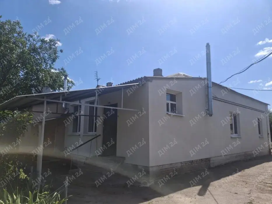 У продажу трикімнатна квартира загальною площею 70,7 кв.м. в одноповерховому будинку.Будинок знаходиться в м.Полтава недалеко від центру. Повністю нове опалення, замінена проводка (3 фази). Є виділена своя територія землі у користуванні (не приватизована ), гараж, погріб. Залишаються &nbsp;дивани, шафи, стіл, стільці , вбудована кухня (нова), холодильник. Є можливість пічного опалення квартири. До школи 2 хв., поруч гіпермаркети, зупинка.