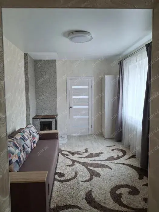 У продажу трикімнатна квартира загальною площею 70,7 кв.м. в одноповерховому будинку.Будинок знаходиться в м.Полтава недалеко від центру. Повністю нове опалення, замінена проводка (3 фази). Є виділена своя територія землі у користуванні (не приватизована ), гараж, погріб. Залишаються &nbsp;дивани, шафи, стіл, стільці , вбудована кухня (нова), холодильник. Є можливість пічного опалення квартири. До школи 2 хв., поруч гіпермаркети, зупинка.