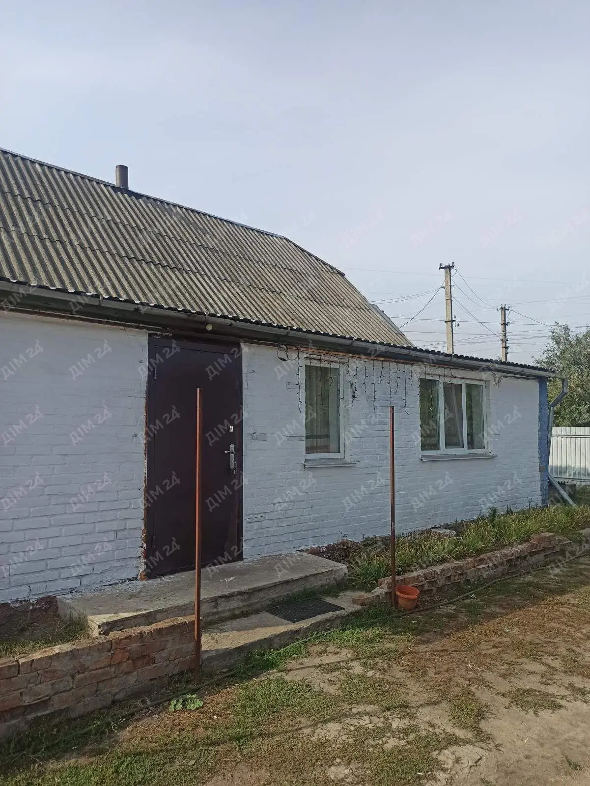 Презентуємо будинок в селі Плоске Полтавського району.* Загальна площа 89м2;* чотири кімнати;* опалення індивідуальне газове плюс пічне-газове;* водопостачання централізоване є свердловина;* встановлені енергоощадні металопластикові вікна;* зручності в будинку є зливна яма;* земельна ділянка 25 соток.Центр села, поряд дитячий садок, школа, магазини, парк.