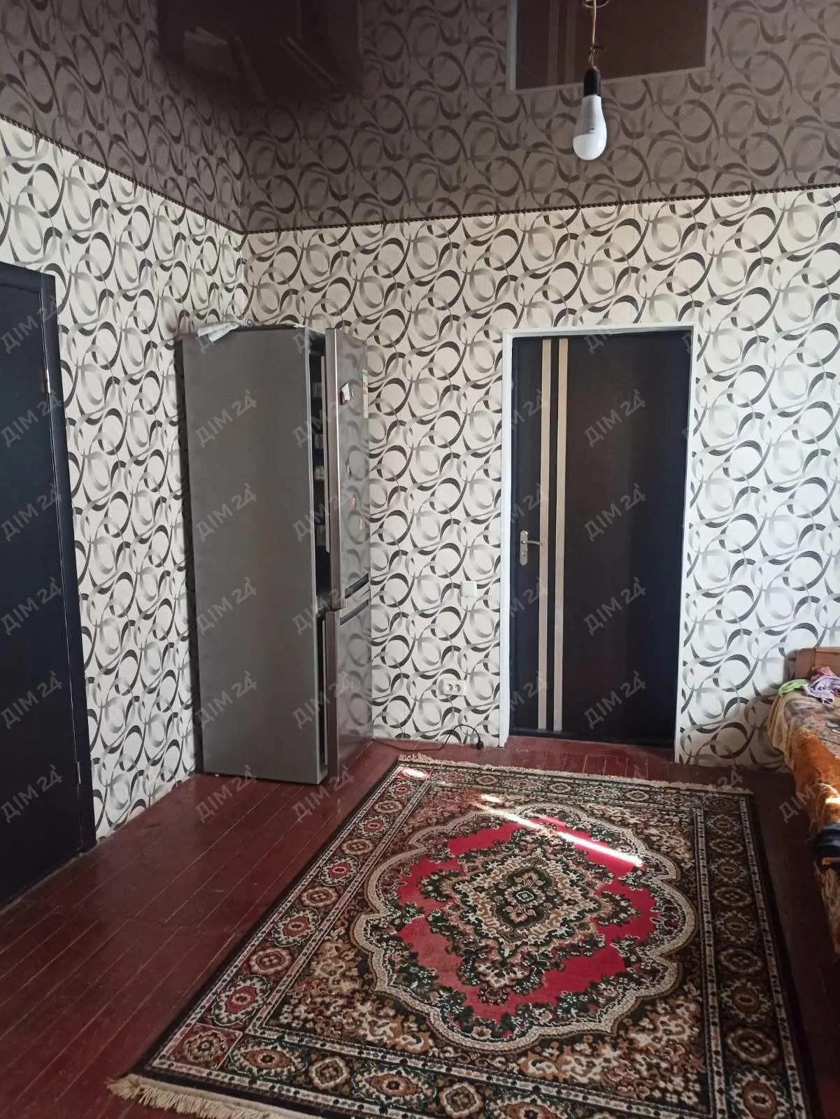 Презентуємо будинок в селі Плоске Полтавського району.* Загальна площа 89м2;* чотири кімнати;* опалення індивідуальне газове плюс пічне-газове;* водопостачання централізоване є свердловина;* встановлені енергоощадні металопластикові вікна;* зручності в будинку є зливна яма;* земельна ділянка 25 соток.Центр села, поряд дитячий садок, школа, магазини, парк.