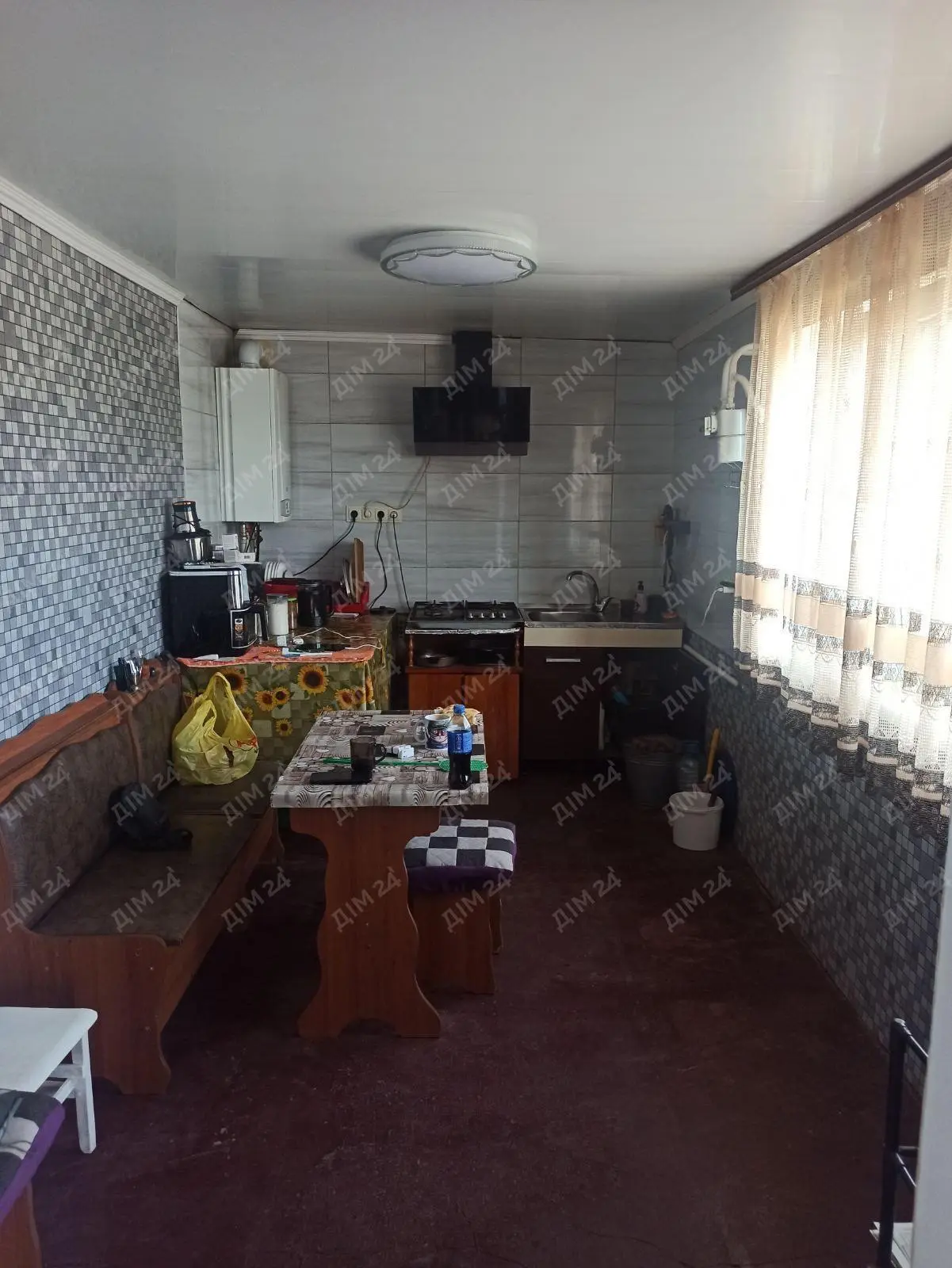 Презентуємо будинок в селі Плоске Полтавського району.* Загальна площа 89м2;* чотири кімнати;* опалення індивідуальне газове плюс пічне-газове;* водопостачання централізоване є свердловина;* встановлені енергоощадні металопластикові вікна;* зручності в будинку є зливна яма;* земельна ділянка 25 соток.Центр села, поряд дитячий садок, школа, магазини, парк.