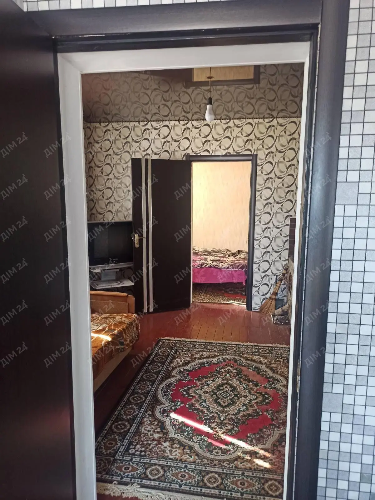 Презентуємо будинок в селі Плоске Полтавського району.* Загальна площа 89м2;* чотири кімнати;* опалення індивідуальне газове плюс пічне-газове;* водопостачання централізоване є свердловина;* встановлені енергоощадні металопластикові вікна;* зручності в будинку є зливна яма;* земельна ділянка 25 соток.Центр села, поряд дитячий садок, школа, магазини, парк.