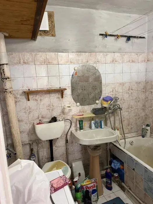 У продажу двокімнатна квартира в малосімейці:- компактна загальна площа 40 м2- над квартирою є технічний поверх- стан житловий, але потребує ремонтуБільш детальна інформація за телефоном