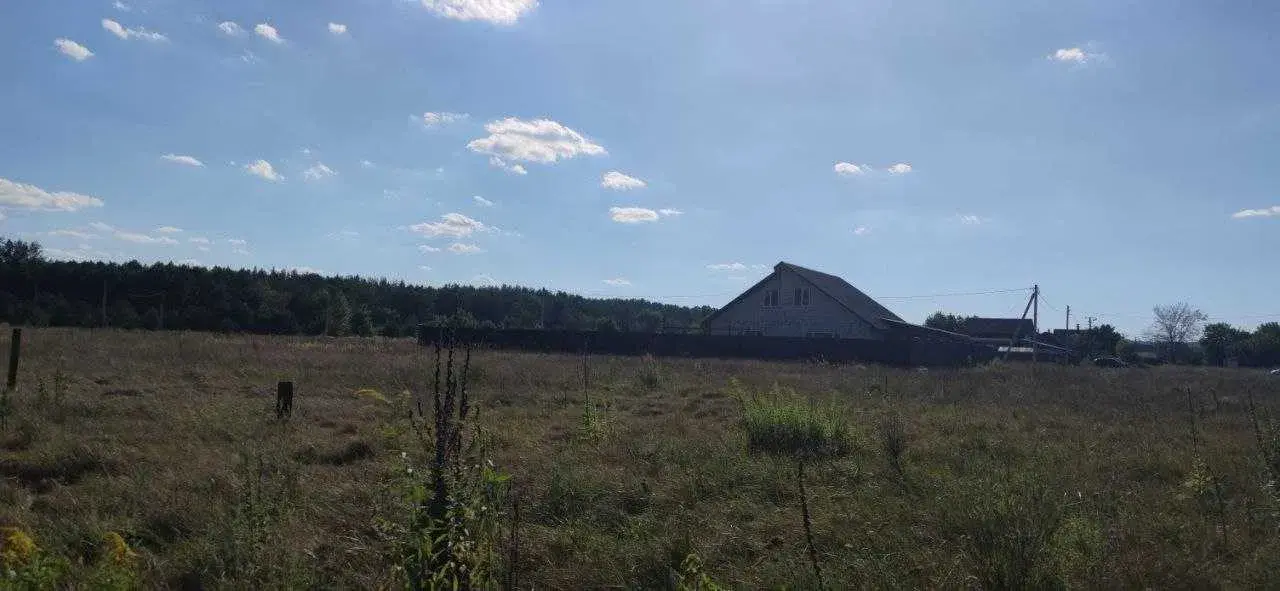 Пропонуємо ділянку у ВакуленцяхЦільове призначення передбачає будівництво та обслуговування житлового будинку, господарських будівель і споруд.Чиста ділянка без старих забудов та будівельного сміття.Зручне розташування, поруч знаходиться ліс, магазин та зупинка громадського транспорту.Вздовж ділянки проходить електромережа, встановлені електричні опори. Чудове місце для будівництва власного будинку в затишній локації біля природи.Телефонуйте для уточнення деталей та організації перегляду.