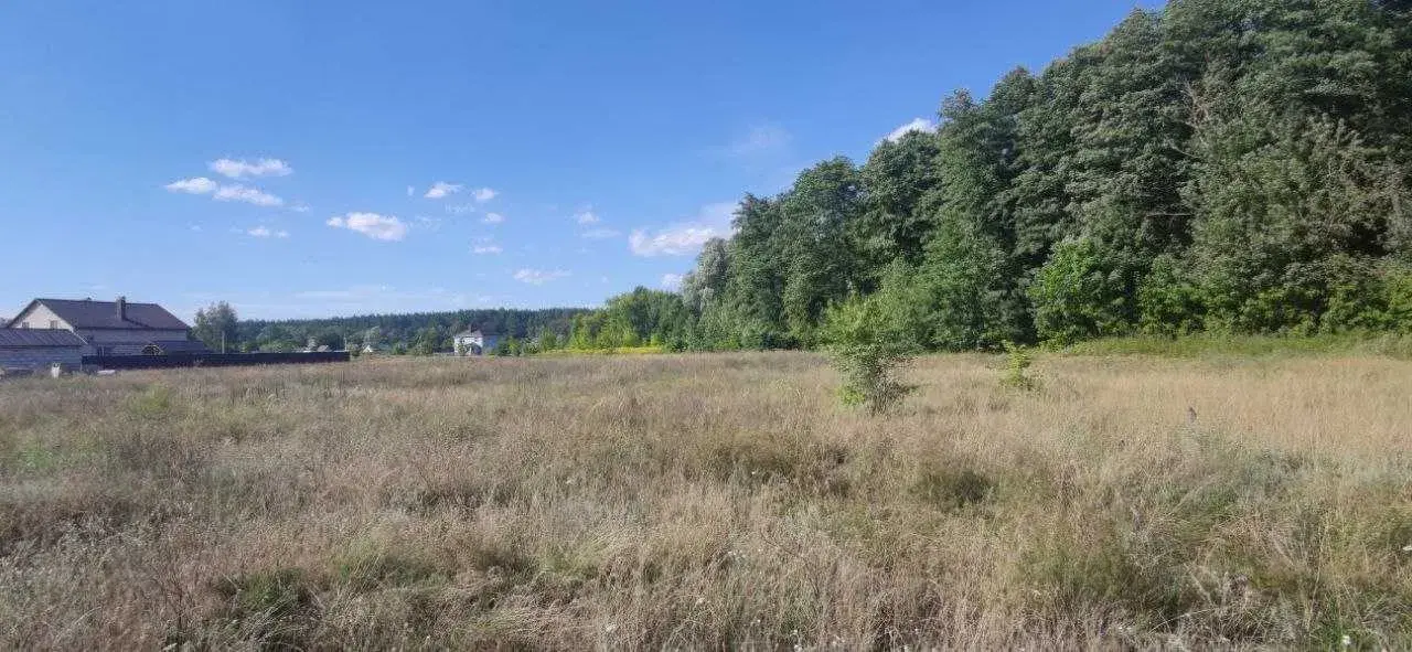 Пропонуємо ділянку у ВакуленцяхЦільове призначення передбачає будівництво та обслуговування житлового будинку, господарських будівель і споруд.Чиста ділянка без старих забудов та будівельного сміття.Зручне розташування, поруч знаходиться ліс, магазин та зупинка громадського транспорту.Вздовж ділянки проходить електромережа, встановлені електричні опори. Чудове місце для будівництва власного будинку в затишній локації біля природи.Телефонуйте для уточнення деталей та організації перегляду.