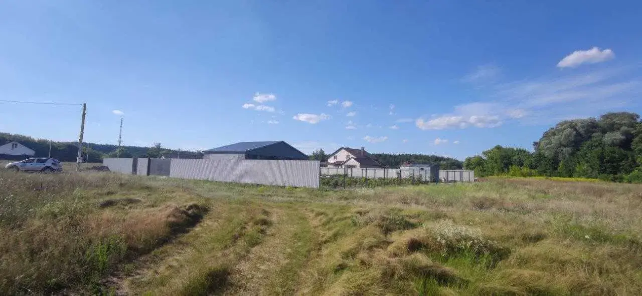 Пропонуємо ділянку у ВакуленцяхЦільове призначення передбачає будівництво та обслуговування житлового будинку, господарських будівель і споруд.Чиста ділянка без старих забудов та будівельного сміття.Зручне розташування, поруч знаходиться ліс, магазин та зупинка громадського транспорту.Вздовж ділянки проходить електромережа, встановлені електричні опори. Чудове місце для будівництва власного будинку в затишній локації біля природи.Телефонуйте для уточнення деталей та організації перегляду.
