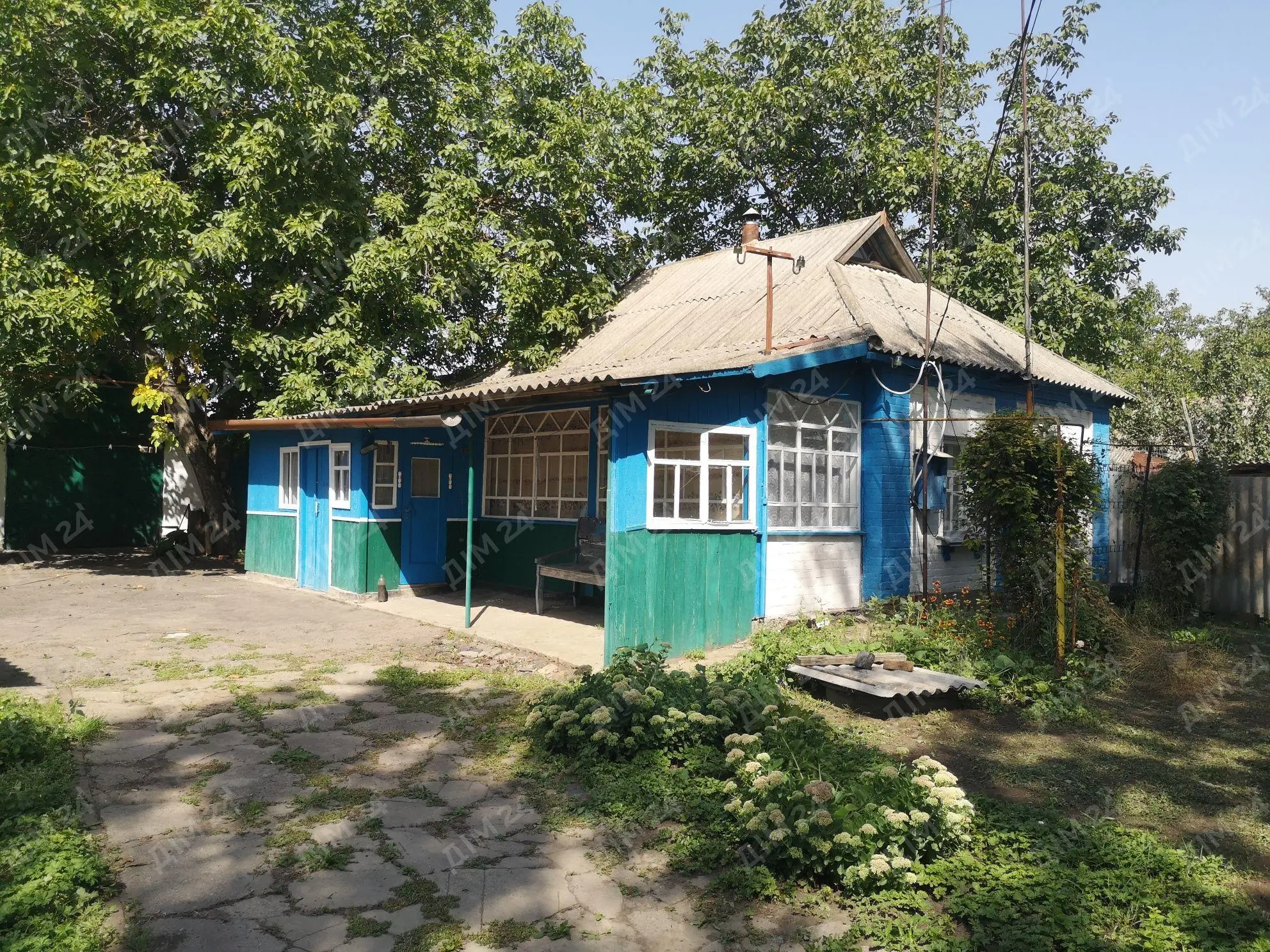 Презентуємо доглянутий будинок за 20км від центру Полтави.* Загальна площа 54м2;* дві кімнати; * опалення пічне-газове; * електрика; * є місце для вбиральні;* на території газифікована літня кухня, гараж, господарські приміщення, криниця;* земельна ділянка складається з 25сот - для будівництва і обслуговування житлового будинку та 8,21сот для ведення особистого селянського господарства; * центральний водопровід введено до двору;* під`їзд до будинку асфальтований. &nbsp;&nbsp;Зупинка транспорту, школа, садочок, магазини за 500 метрів.