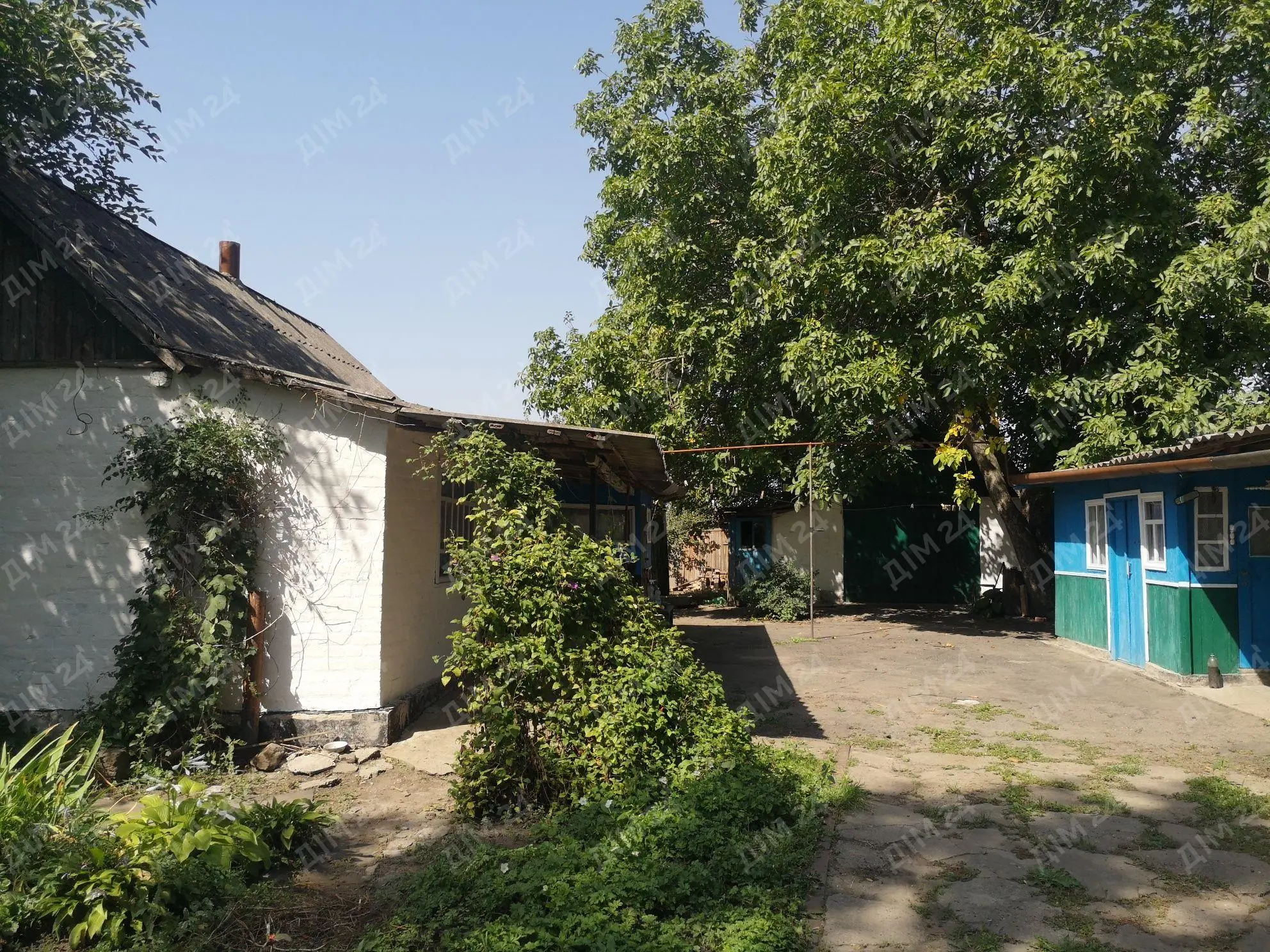 Презентуємо доглянутий будинок за 20км від центру Полтави.* Загальна площа 54м2;* дві кімнати; * опалення пічне-газове; * електрика; * є місце для вбиральні;* на території газифікована літня кухня, гараж, господарські приміщення, криниця;* земельна ділянка складається з 25сот - для будівництва і обслуговування житлового будинку та 8,21сот для ведення особистого селянського господарства; * центральний водопровід введено до двору;* під`їзд до будинку асфальтований. &nbsp;&nbsp;Зупинка транспорту, школа, садочок, магазини за 500 метрів.