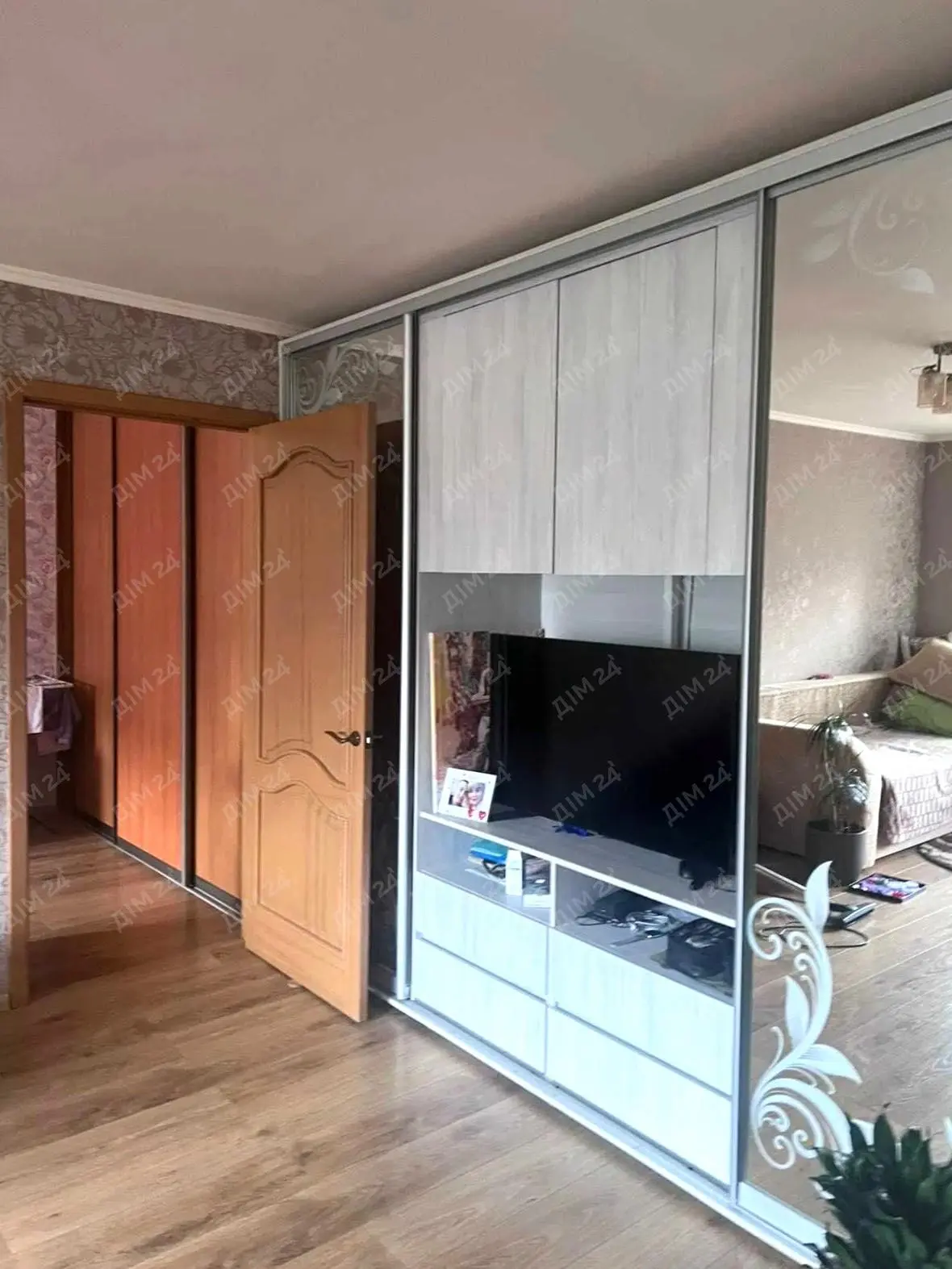 У продажу 2 кімнатна квартира в Диканьці, Полтавський район.Загальна площа — 47 кв.м. Квартира розташована на 2 поверсі цегляного будинку. Квартира дуже тепла.Виконаний сучасний ремонт, залишається меблювання.Поруч із квартирою є сарай та погріб.Детальніша інформація за телефоном. Звертайтесь!