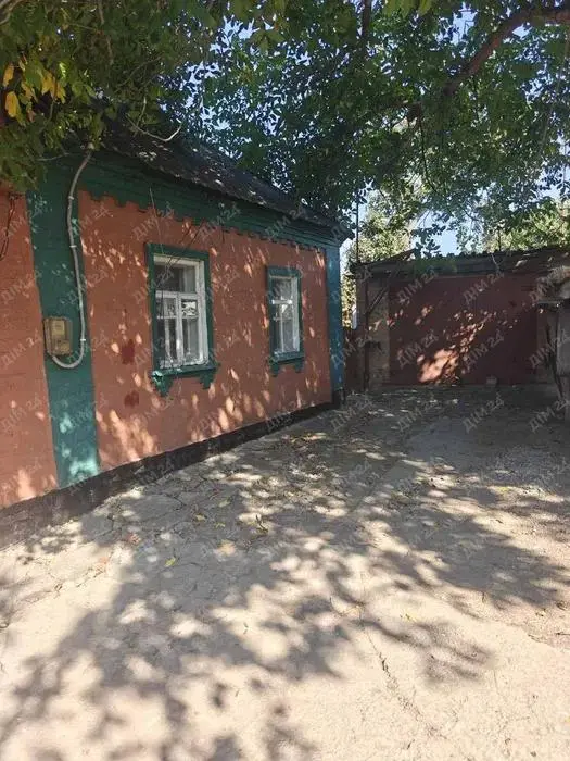 У продажу просторий будинок на 5 кімнат в жилому, охайному стані:- автономне газове опалення (новий котел)- вода не заведена, є свердловина- зручності у дворіГарний садок, приватизовані 7 соток землі.Є великий гараж, літня кухня, господарські будівлі.Більше інформації за телефоном.