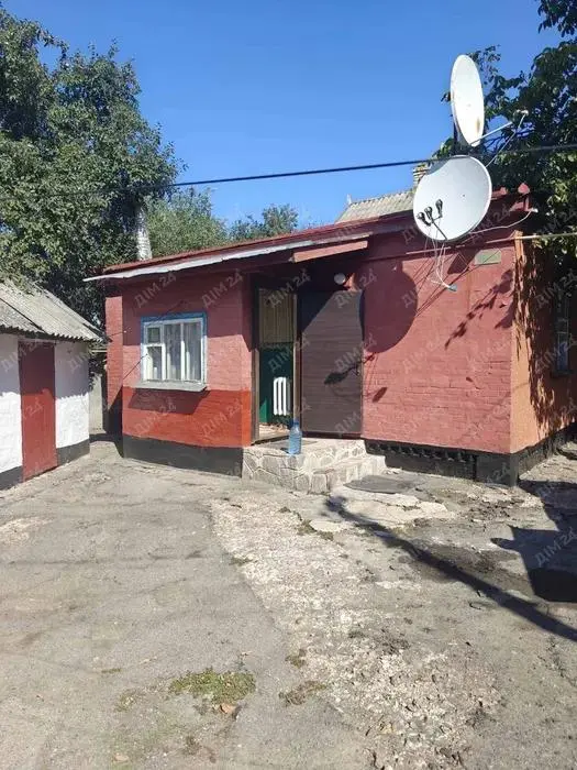 У продажу просторий будинок на 5 кімнат в жилому, охайному стані:- автономне газове опалення (новий котел)- вода не заведена, є свердловина- зручності у дворіГарний садок, приватизовані 7 соток землі.Є великий гараж, літня кухня, господарські будівлі.Більше інформації за телефоном.