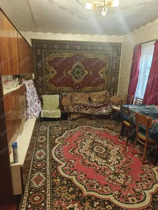 У продажу просторий будинок на 5 кімнат в жилому, охайному стані:- автономне газове опалення (новий котел)- вода не заведена, є свердловина- зручності у дворіГарний садок, приватизовані 7 соток землі.Є великий гараж, літня кухня, господарські будівлі.Більше інформації за телефоном.