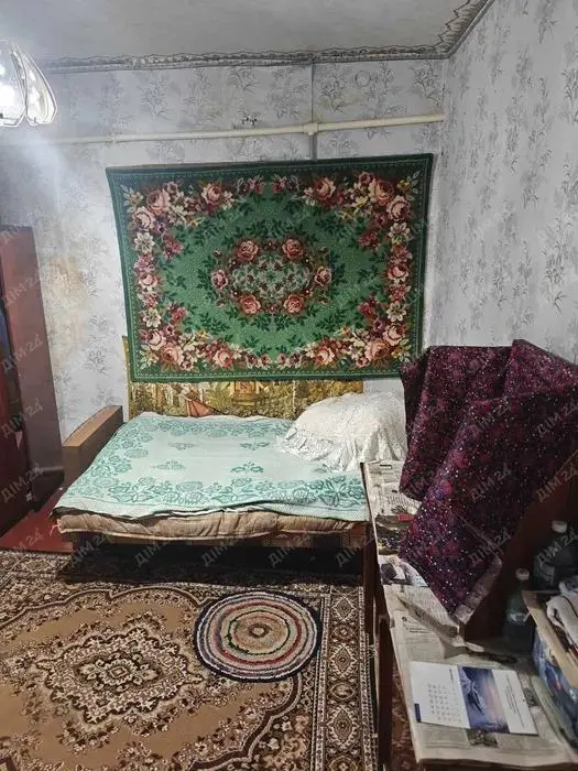 У продажу просторий будинок на 5 кімнат в жилому, охайному стані:- автономне газове опалення (новий котел)- вода не заведена, є свердловина- зручності у дворіГарний садок, приватизовані 7 соток землі.Є великий гараж, літня кухня, господарські будівлі.Більше інформації за телефоном.