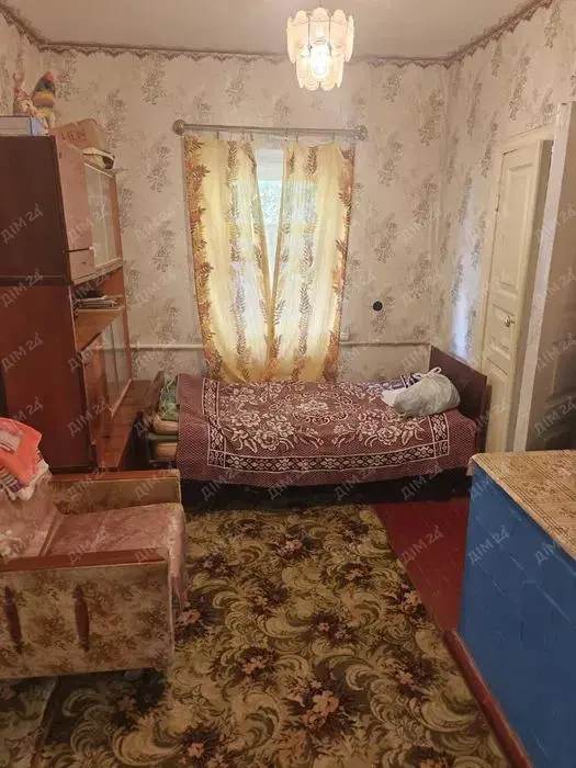 У продажу просторий будинок на 5 кімнат в жилому, охайному стані:- автономне газове опалення (новий котел)- вода не заведена, є свердловина- зручності у дворіГарний садок, приватизовані 7 соток землі.Є великий гараж, літня кухня, господарські будівлі.Більше інформації за телефоном.