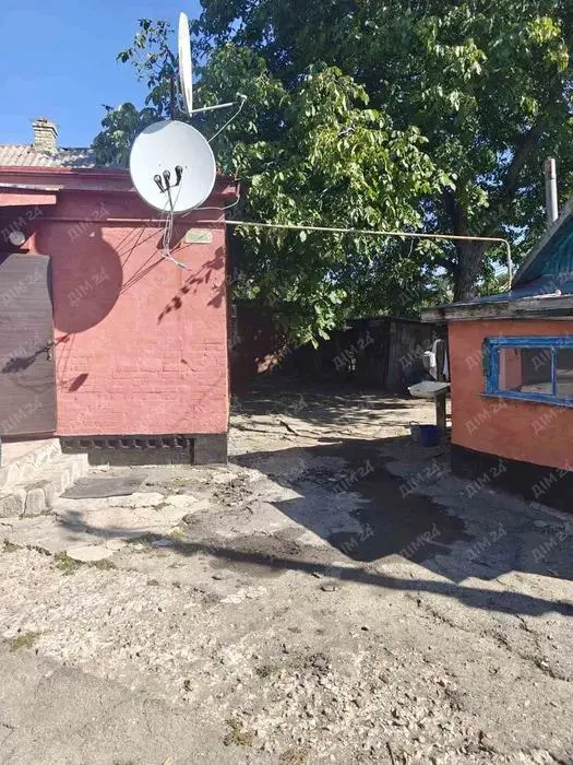 У продажу просторий будинок на 5 кімнат в жилому, охайному стані:- автономне газове опалення (новий котел)- вода не заведена, є свердловина- зручності у дворіГарний садок, приватизовані 7 соток землі.Є великий гараж, літня кухня, господарські будівлі.Більше інформації за телефоном.