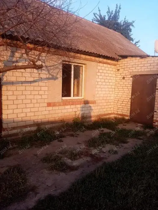Доглянутий будинок загальною площею 76 м², зручне планування та все необхідне для комфортного проживання.Планування будинку: • кухня;• вітальня;• 2 спальні;• ванна кімната;• прихожа;• гардеробна;• коридор.Комунікації та зручності:• газ;• електроенергія;• вода;• тепла підлога у прихожій, кухні, гардеробній та одній зі спалень.Територія:• двір — 9 соток;• город — 20 соток;• фруктовий та ягідний сад;• господарська будівля на два відділення;• вхідний погріб;• підготовлений фундамент під альтанку;• частково встановлений паркан із профнастилу;• ворота та красива арка з кованого металу.Територія простора, є місце для відпочинку, саду, городу та господарських потреб. Будинок підійде як для постійного проживання, так і для заміського відпочинку