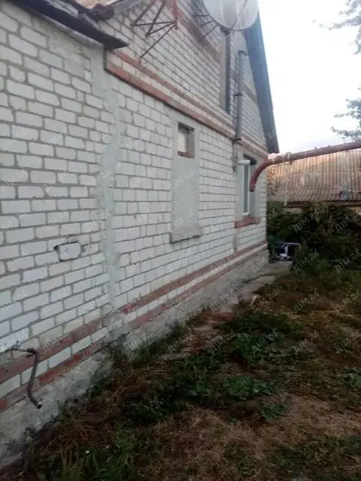 Доглянутий будинок загальною площею 76 м², зручне планування та все необхідне для комфортного проживання.Планування будинку: • кухня;• вітальня;• 2 спальні;• ванна кімната;• прихожа;• гардеробна;• коридор.Комунікації та зручності:• газ;• електроенергія;• вода;• тепла підлога у прихожій, кухні, гардеробній та одній зі спалень.Територія:• двір — 9 соток;• город — 20 соток;• фруктовий та ягідний сад;• господарська будівля на два відділення;• вхідний погріб;• підготовлений фундамент під альтанку;• частково встановлений паркан із профнастилу;• ворота та красива арка з кованого металу.Територія простора, є місце для відпочинку, саду, городу та господарських потреб. Будинок підійде як для постійного проживання, так і для заміського відпочинку