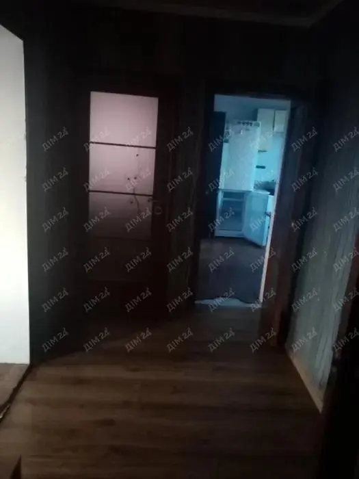 Доглянутий будинок загальною площею 76 м², зручне планування та все необхідне для комфортного проживання.Планування будинку: • кухня;• вітальня;• 2 спальні;• ванна кімната;• прихожа;• гардеробна;• коридор.Комунікації та зручності:• газ;• електроенергія;• вода;• тепла підлога у прихожій, кухні, гардеробній та одній зі спалень.Територія:• двір — 9 соток;• город — 20 соток;• фруктовий та ягідний сад;• господарська будівля на два відділення;• вхідний погріб;• підготовлений фундамент під альтанку;• частково встановлений паркан із профнастилу;• ворота та красива арка з кованого металу.Територія простора, є місце для відпочинку, саду, городу та господарських потреб. Будинок підійде як для постійного проживання, так і для заміського відпочинку