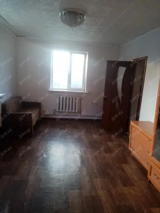 Доглянутий будинок загальною площею 76 м², зручне планування та все необхідне для комфортного проживання.Планування будинку: • кухня;• вітальня;• 2 спальні;• ванна кімната;• прихожа;• гардеробна;• коридор.Комунікації та зручності:• газ;• електроенергія;• вода;• тепла підлога у прихожій, кухні, гардеробній та одній зі спалень.Територія:• двір — 9 соток;• город — 20 соток;• фруктовий та ягідний сад;• господарська будівля на два відділення;• вхідний погріб;• підготовлений фундамент під альтанку;• частково встановлений паркан із профнастилу;• ворота та красива арка з кованого металу.Територія простора, є місце для відпочинку, саду, городу та господарських потреб. Будинок підійде як для постійного проживання, так і для заміського відпочинку