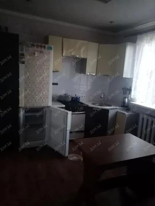 Доглянутий будинок загальною площею 76 м², зручне планування та все необхідне для комфортного проживання.Планування будинку: • кухня;• вітальня;• 2 спальні;• ванна кімната;• прихожа;• гардеробна;• коридор.Комунікації та зручності:• газ;• електроенергія;• вода;• тепла підлога у прихожій, кухні, гардеробній та одній зі спалень.Територія:• двір — 9 соток;• город — 20 соток;• фруктовий та ягідний сад;• господарська будівля на два відділення;• вхідний погріб;• підготовлений фундамент під альтанку;• частково встановлений паркан із профнастилу;• ворота та красива арка з кованого металу.Територія простора, є місце для відпочинку, саду, городу та господарських потреб. Будинок підійде як для постійного проживання, так і для заміського відпочинку