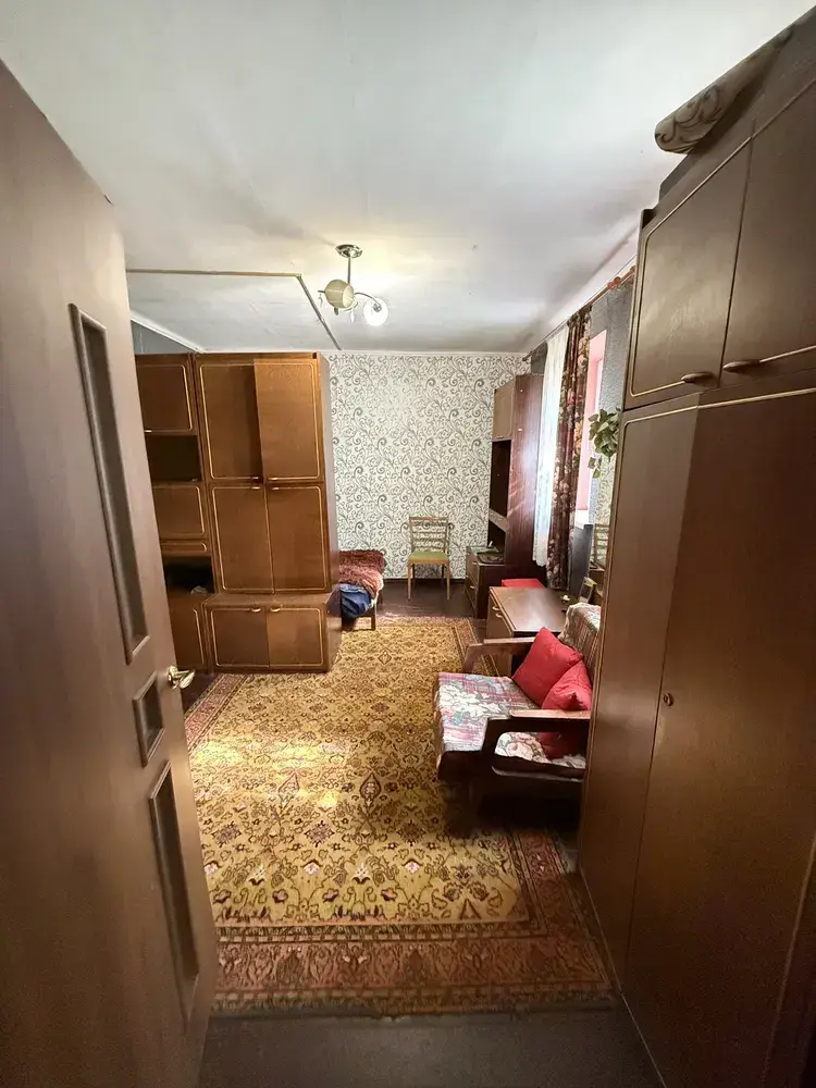 В продажу двокімнатна квартира в с Степне!Загальна площа - 33 м2, кухня - 9,4 м2Опалення газове також є можливість топити дровамиПродаж з меблямиВ пішій доступності зупинка громадського транспорту та магазинЗа додатковою інформацією телефонуйте!