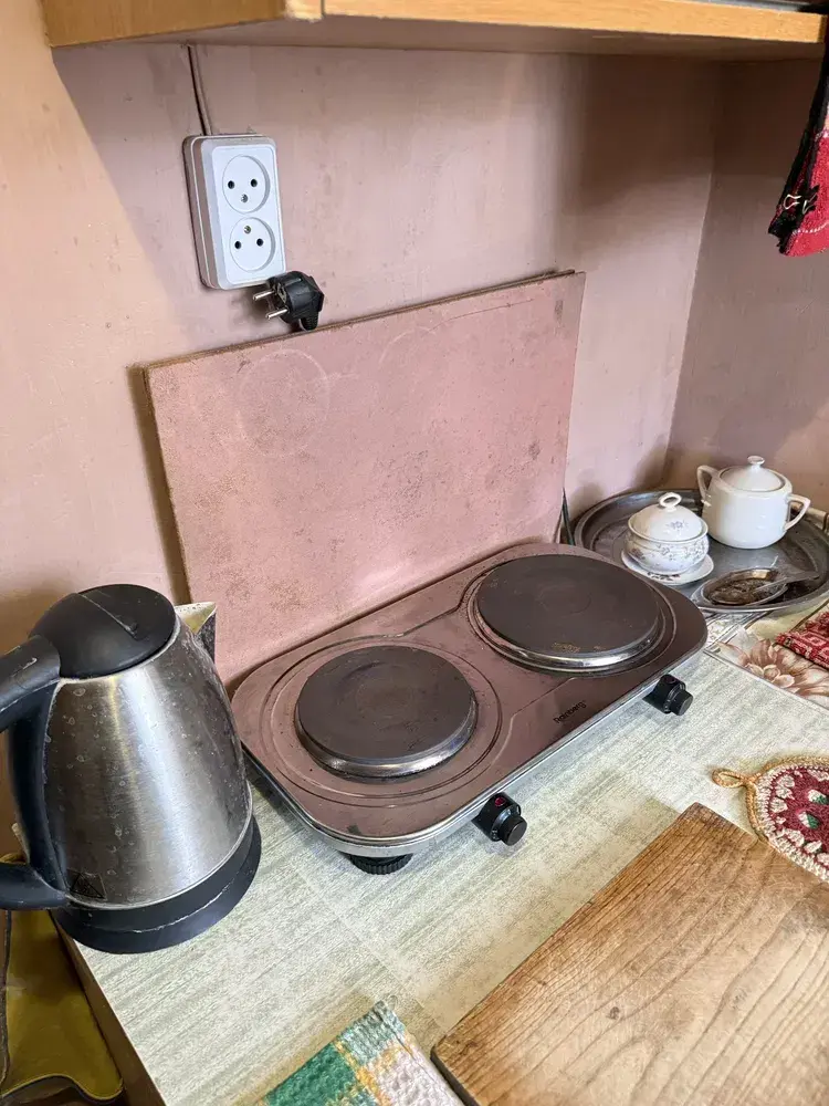 В продажу двокімнатна квартира в с Степне!Загальна площа - 33 м2, кухня - 9,4 м2Опалення газове також є можливість топити дровамиПродаж з меблямиВ пішій доступності зупинка громадського транспорту та магазинЗа додатковою інформацією телефонуйте!