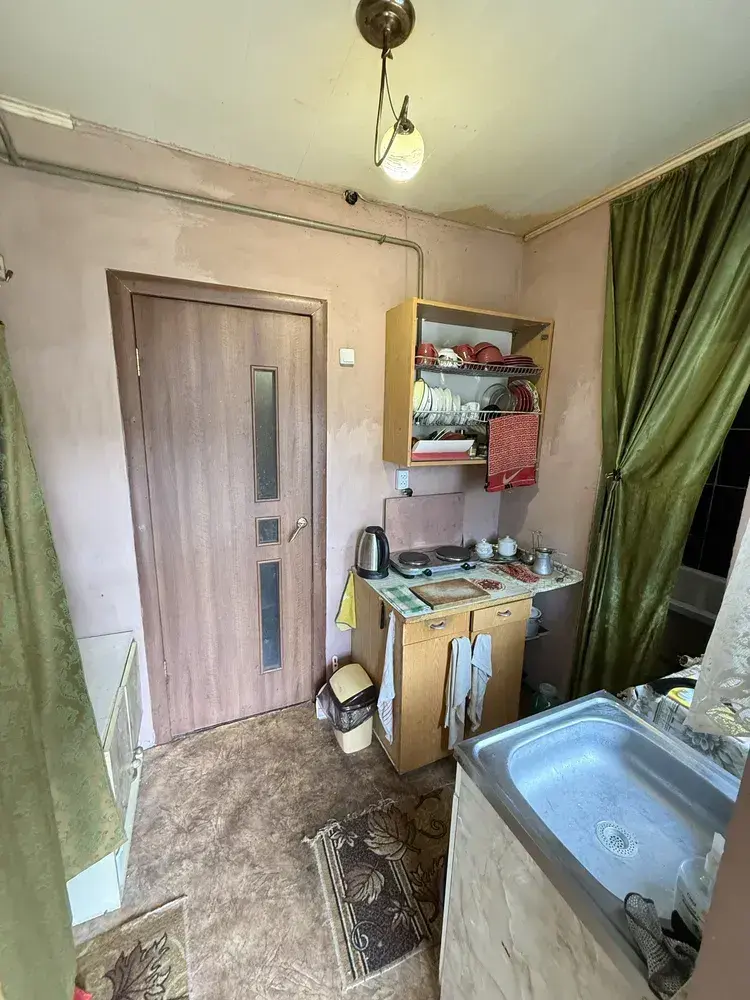 В продажу двокімнатна квартира в с Степне!Загальна площа - 33 м2, кухня - 9,4 м2Опалення газове також є можливість топити дровамиПродаж з меблямиВ пішій доступності зупинка громадського транспорту та магазинЗа додатковою інформацією телефонуйте!