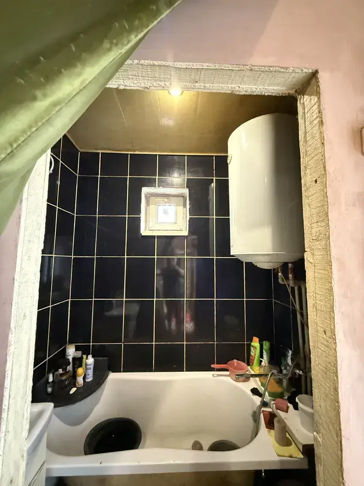 В продажу двокімнатна квартира в с Степне!Загальна площа - 33 м2, кухня - 9,4 м2Опалення газове також є можливість топити дровамиПродаж з меблямиВ пішій доступності зупинка громадського транспорту та магазинЗа додатковою інформацією телефонуйте!