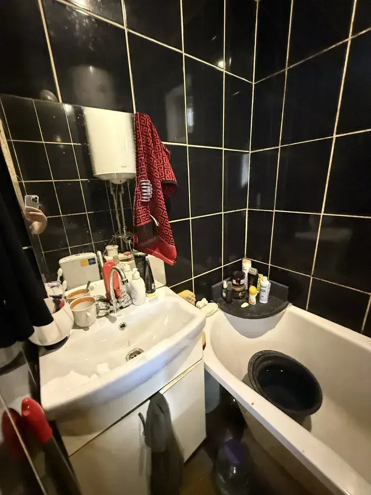 В продажу двокімнатна квартира в с Степне!Загальна площа - 33 м2, кухня - 9,4 м2Опалення газове також є можливість топити дровамиПродаж з меблямиВ пішій доступності зупинка громадського транспорту та магазинЗа додатковою інформацією телефонуйте!