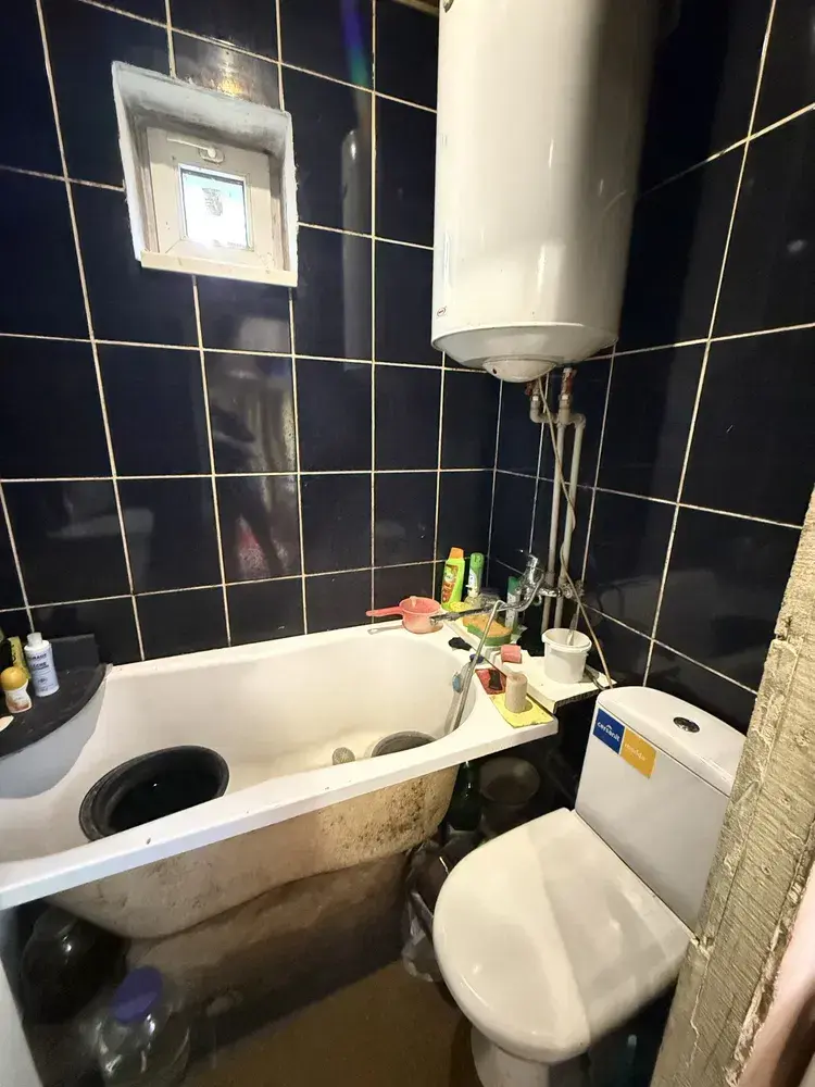 В продажу двокімнатна квартира в с Степне!Загальна площа - 33 м2, кухня - 9,4 м2Опалення газове також є можливість топити дровамиПродаж з меблямиВ пішій доступності зупинка громадського транспорту та магазинЗа додатковою інформацією телефонуйте!