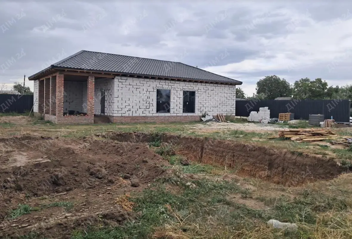 Пропонуємо до вашої уваги затишний будинок в чистому районі. * 2 поверхи теплої цегли площею 200 м2.* Свіжий ремонт дозволить відразу вїхати в будинок та жити в ньому.* Чудове місцезнаходження, яке збереже відчуття близькості до міста ( 9км. від самого центру міста)* Система теплої підлоги не дасть вам змерзнути.* Подвір"я в 10 соток дозволить зібрати всіх ваших друзів на вихідні!* + в подарунок залишається кухня!До кінцевої зупинки Рибців 2 хв їзди.Запрошую на показ цього розкішного будинку!