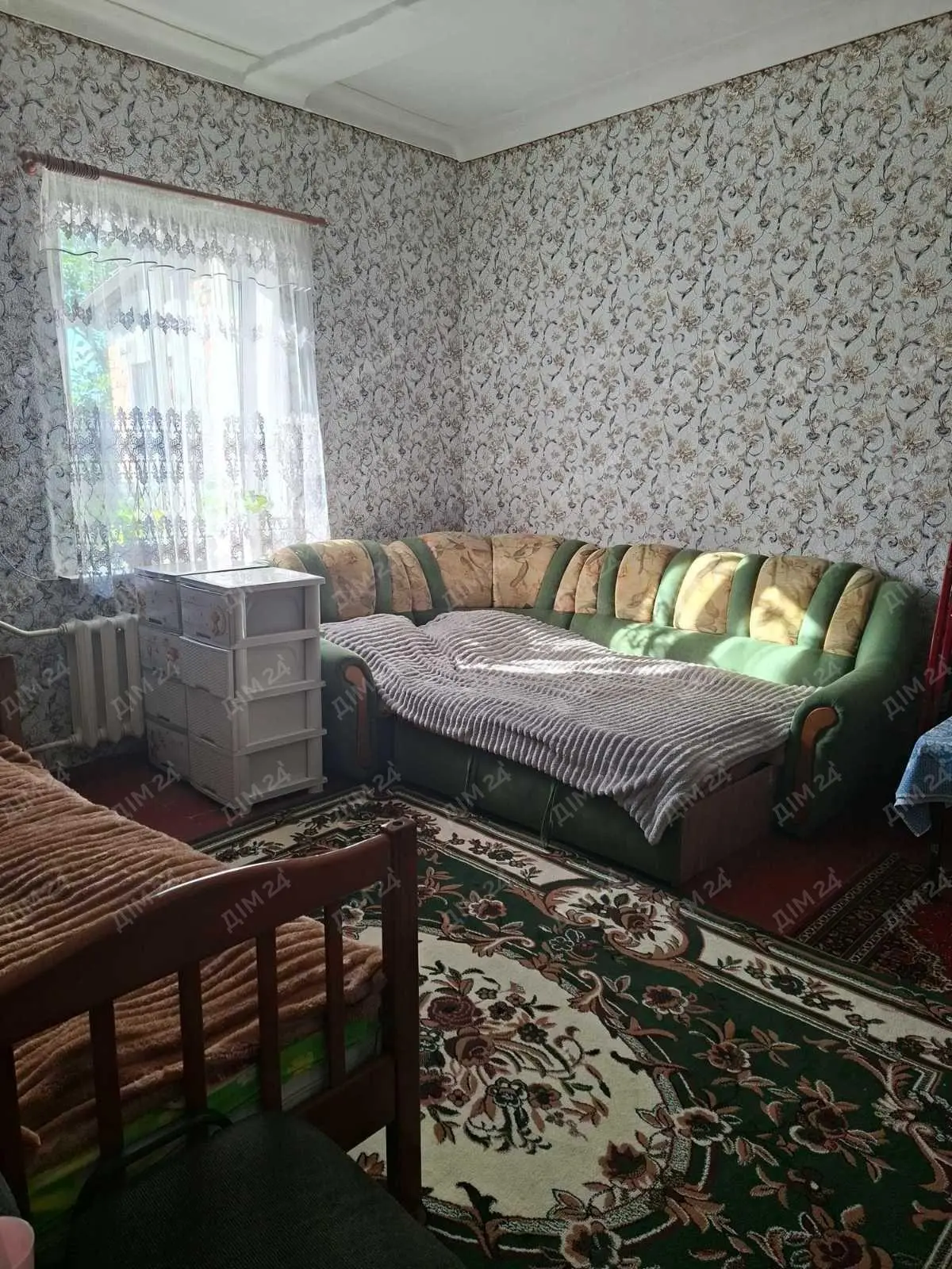 В продажу частина будинку в районі старої автостанції.Загальна площа 62 м2.3 окремі кімнати, компактна кухня 8 м2.Вода в будинку центральна, каналізація септик.Опалення індивідуальне газове.Підключений швидкісний інтернет.Є окремий дворик.Гараж для Вашого авто.Поруч вся необхідна інфраструктура.Телефонуйте та домовляйтеся на показ!