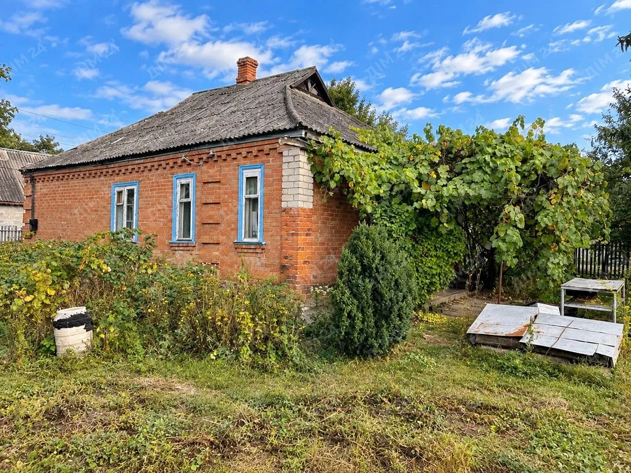 У продажу будинок у с. Старі Санжари. До Полтави — 30 км, до Нових Санжар — 17 км.У селі є Старосанжарська гімназія, дитячий садок, магазини та пошта. До річки Ворскла — близько 200 м. Асфальтований під`їзд до будинку. Зупинка громадського транспорту поруч із будинком.Загальна площа — 63 кв.м. Три кімнати.Санвузол на вулиці, але у будинку є окреме приміщення, де можна облаштувати санвузол.Газ заведений у будинок до варильної плити. Вода — центральний водопровід, у будинку. Зливна яма.Опалення пічне, дров`яне. Встановлені батареї, є можливість підключити до них газовий котел.Земельна ділянка — 12 соток. На території є дров`яна баня, гараж, сарай, фруктові дерева та город.Є відеоогляд будинку та території. За зверненням надішлю.Детальніша інформація за телефоном. Звертайтесь!