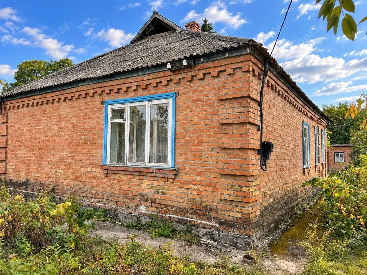У продажу будинок у с. Старі Санжари. До Полтави — 30 км, до Нових Санжар — 17 км.У селі є Старосанжарська гімназія, дитячий садок, магазини та пошта. До річки Ворскла — близько 200 м. Асфальтований під`їзд до будинку. Зупинка громадського транспорту поруч із будинком.Загальна площа — 63 кв.м. Три кімнати.Санвузол на вулиці, але у будинку є окреме приміщення, де можна облаштувати санвузол.Газ заведений у будинок до варильної плити. Вода — центральний водопровід, у будинку. Зливна яма.Опалення пічне, дров`яне. Встановлені батареї, є можливість підключити до них газовий котел.Земельна ділянка — 12 соток. На території є дров`яна баня, гараж, сарай, фруктові дерева та город.Є відеоогляд будинку та території. За зверненням надішлю.Детальніша інформація за телефоном. Звертайтесь!