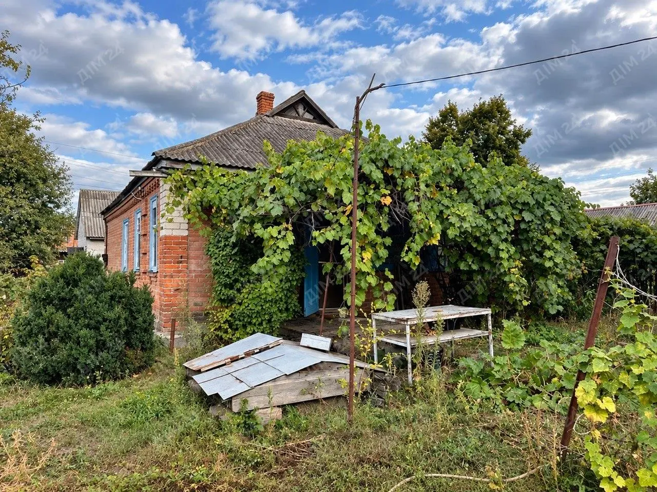 У продажу будинок у с. Старі Санжари. До Полтави — 30 км, до Нових Санжар — 17 км.У селі є Старосанжарська гімназія, дитячий садок, магазини та пошта. До річки Ворскла — близько 200 м. Асфальтований під`їзд до будинку. Зупинка громадського транспорту поруч із будинком.Загальна площа — 63 кв.м. Три кімнати.Санвузол на вулиці, але у будинку є окреме приміщення, де можна облаштувати санвузол.Газ заведений у будинок до варильної плити. Вода — центральний водопровід, у будинку. Зливна яма.Опалення пічне, дров`яне. Встановлені батареї, є можливість підключити до них газовий котел.Земельна ділянка — 12 соток. На території є дров`яна баня, гараж, сарай, фруктові дерева та город.Є відеоогляд будинку та території. За зверненням надішлю.Детальніша інформація за телефоном. Звертайтесь!