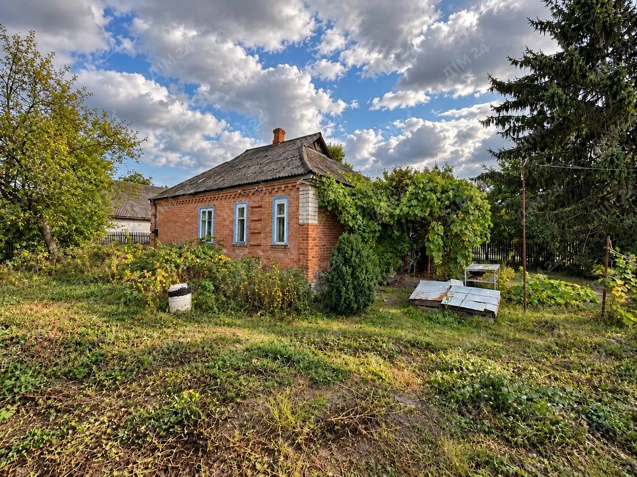 У продажу будинок у с. Старі Санжари. До Полтави — 30 км, до Нових Санжар — 17 км.У селі є Старосанжарська гімназія, дитячий садок, магазини та пошта. До річки Ворскла — близько 200 м. Асфальтований під`їзд до будинку. Зупинка громадського транспорту поруч із будинком.Загальна площа — 63 кв.м. Три кімнати.Санвузол на вулиці, але у будинку є окреме приміщення, де можна облаштувати санвузол.Газ заведений у будинок до варильної плити. Вода — центральний водопровід, у будинку. Зливна яма.Опалення пічне, дров`яне. Встановлені батареї, є можливість підключити до них газовий котел.Земельна ділянка — 12 соток. На території є дров`яна баня, гараж, сарай, фруктові дерева та город.Є відеоогляд будинку та території. За зверненням надішлю.Детальніша інформація за телефоном. Звертайтесь!