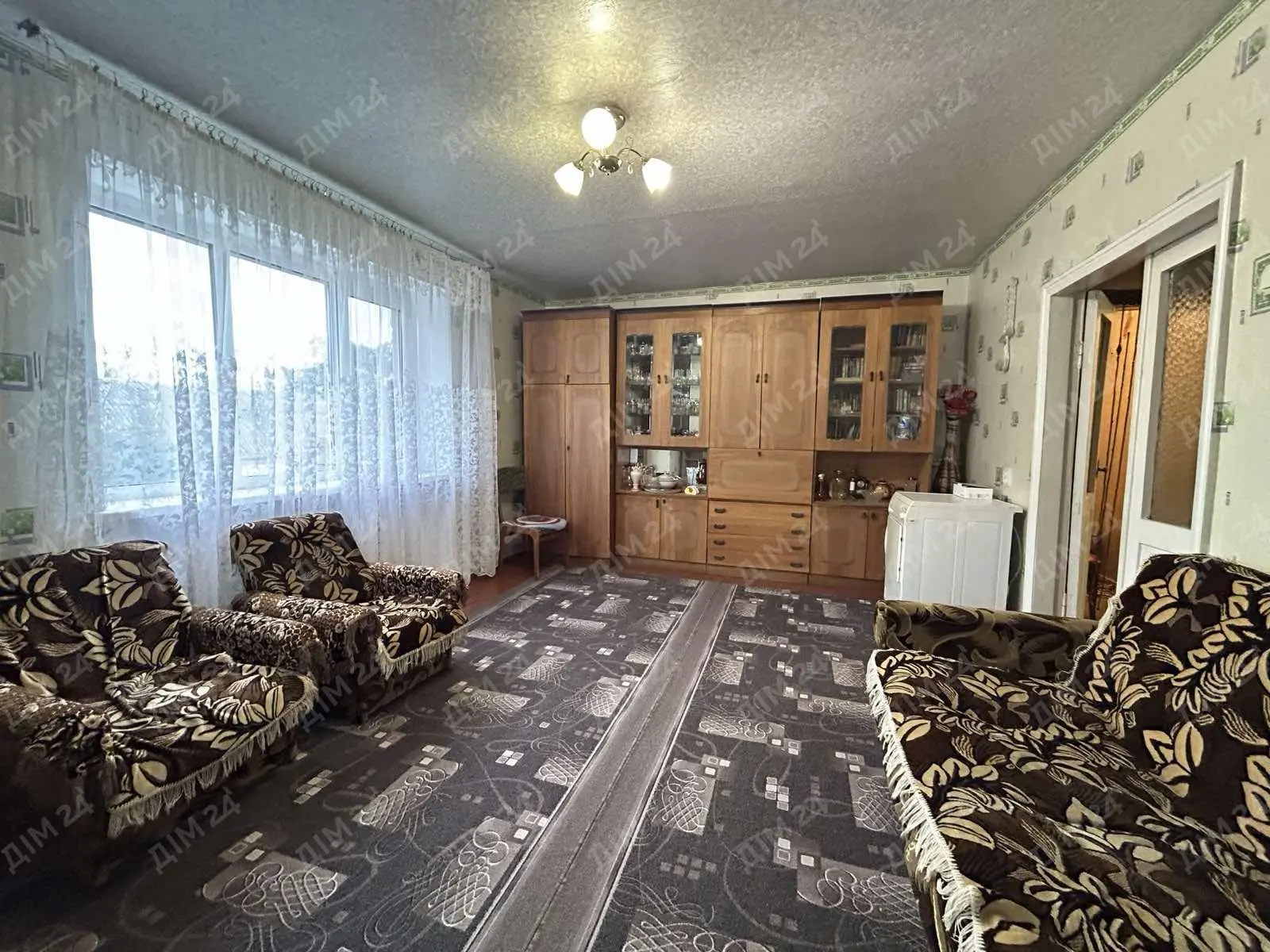 У продажу 2 кімнатна квартира в місті Решетилівка.Загальна площа — 59 кв.м. Дві окремі кімнати.Квартира розташована на 2 поверсі цегляного будинку.Опалення — індивідуальне газове, встановлений одноконтурний котел.Гаряча вода — від газової колонки.Центральне водопостачання.Каналізація — вигрібна яма.Встановлені металопластикові вікна, лоджія засклена.До квартири належать сарай та гараж.Відеоогляд квартири — за запитом.Детальніша інформація за телефоном. Звертайтесь!