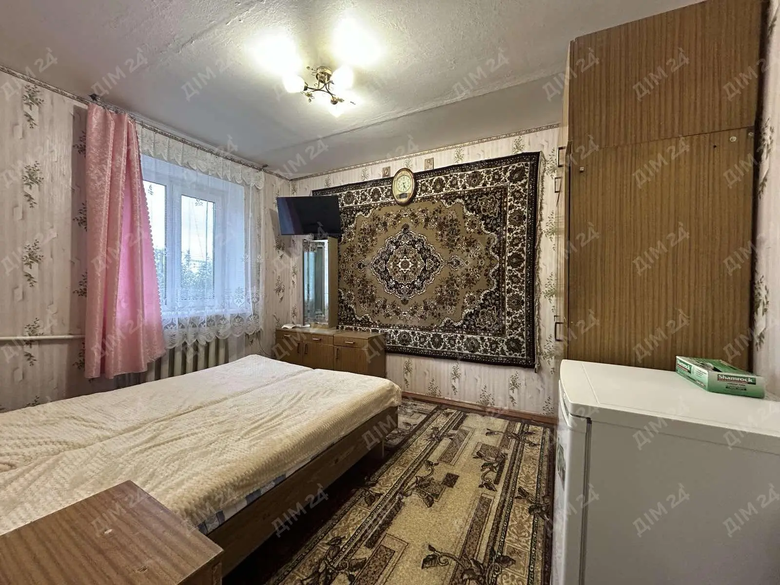 У продажу 2 кімнатна квартира в місті Решетилівка.Загальна площа — 59 кв.м. Дві окремі кімнати.Квартира розташована на 2 поверсі цегляного будинку.Опалення — індивідуальне газове, встановлений одноконтурний котел.Гаряча вода — від газової колонки.Центральне водопостачання.Каналізація — вигрібна яма.Встановлені металопластикові вікна, лоджія засклена.До квартири належать сарай та гараж.Відеоогляд квартири — за запитом.Детальніша інформація за телефоном. Звертайтесь!
