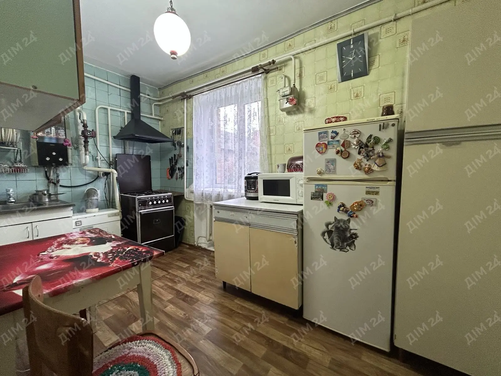 У продажу 2 кімнатна квартира в місті Решетилівка.Загальна площа — 59 кв.м. Дві окремі кімнати.Квартира розташована на 2 поверсі цегляного будинку.Опалення — індивідуальне газове, встановлений одноконтурний котел.Гаряча вода — від газової колонки.Центральне водопостачання.Каналізація — вигрібна яма.Встановлені металопластикові вікна, лоджія засклена.До квартири належать сарай та гараж.Відеоогляд квартири — за запитом.Детальніша інформація за телефоном. Звертайтесь!