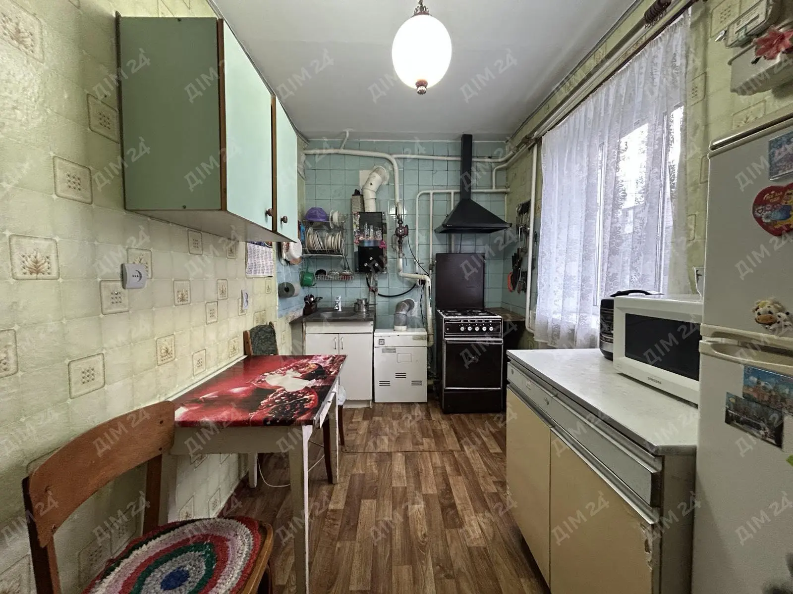 У продажу 2 кімнатна квартира в місті Решетилівка.Загальна площа — 59 кв.м. Дві окремі кімнати.Квартира розташована на 2 поверсі цегляного будинку.Опалення — індивідуальне газове, встановлений одноконтурний котел.Гаряча вода — від газової колонки.Центральне водопостачання.Каналізація — вигрібна яма.Встановлені металопластикові вікна, лоджія засклена.До квартири належать сарай та гараж.Відеоогляд квартири — за запитом.Детальніша інформація за телефоном. Звертайтесь!