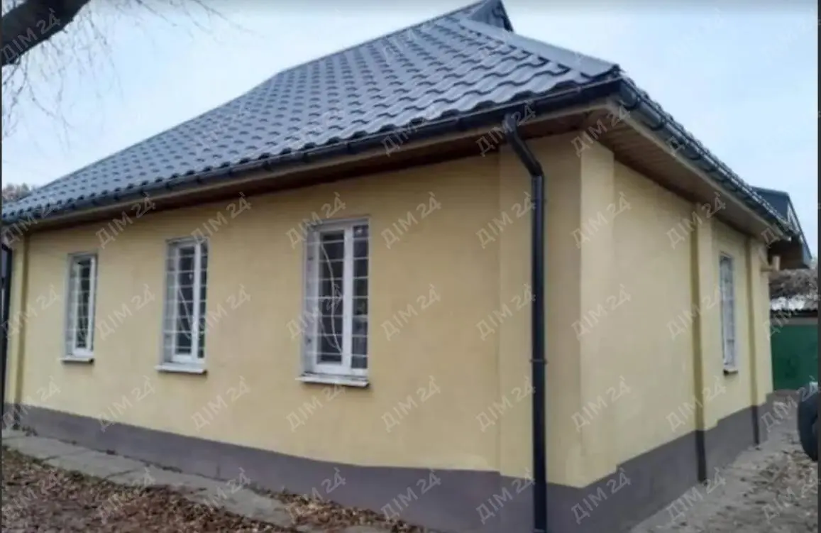У продажу добротний будинок на Юрівці.Загальна площа 72 м2, чотири кімнати та кухня 9 м2.Опалення — двоконтурний котел. Централізоване водопостачання та каналізація. Дах новий та утеплений.Земельна ділянка — 7 соток. У дворі є  гараж , сарай.  На території багато фруктових дерев, ягід, виноград, троянди та інші квіти.Гарна локація- все поряд  зупинка,  лікарня, школа, садочок, АТБ.Детальніша інформація за телефоном. Звертайтесь!