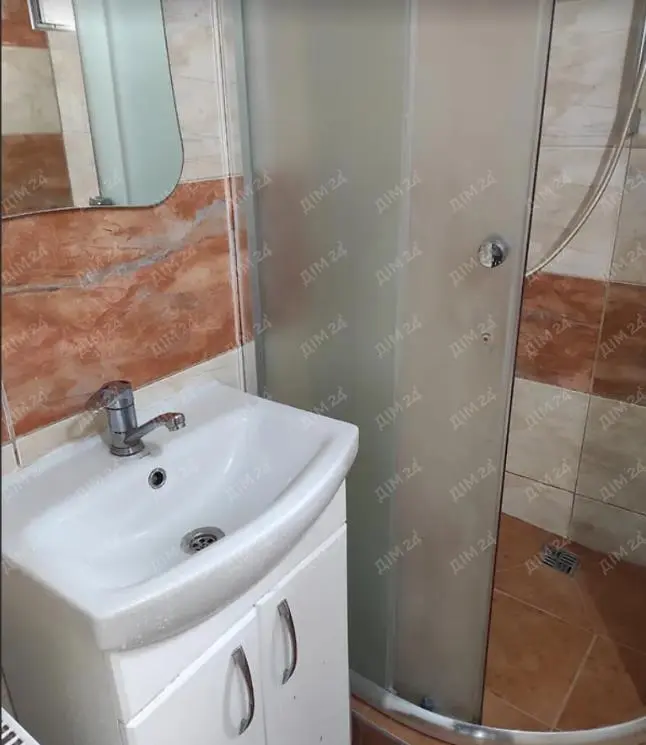 У продажу добротний будинок на Юрівці.Загальна площа 72 м2, чотири кімнати та кухня 9 м2.Опалення — двоконтурний котел. Централізоване водопостачання та каналізація. Дах новий та утеплений.Земельна ділянка — 7 соток. У дворі є  гараж , сарай.  На території багато фруктових дерев, ягід, виноград, троянди та інші квіти.Гарна локація- все поряд  зупинка,  лікарня, школа, садочок, АТБ.Детальніша інформація за телефоном. Звертайтесь!