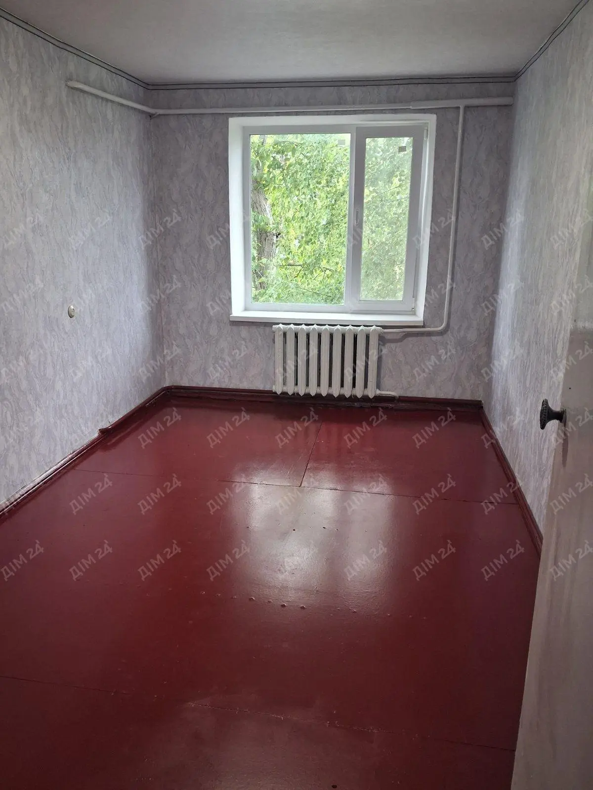 Продається 2-кімнатна квартира в Нових СанжарахЗатишна 2-х кімнатна квартира загальною площею 51,9 кв. м на 1-му поверсі 2-поверхового цегляного будинку.Квартира тепла та доглянута:• пластикові вікна• утеплена лоджія• власний погріб на лоджії• окремий підвал під будинком• хоз будівляЗручне розташування — поряд ліс, магазини, лікарня, все необхідне для комфортного проживання.Тихий район, гарні сусіди та свіже повітря — чудовий варіант як для проживання, так і для відпочинку.Деталі за телефоном.