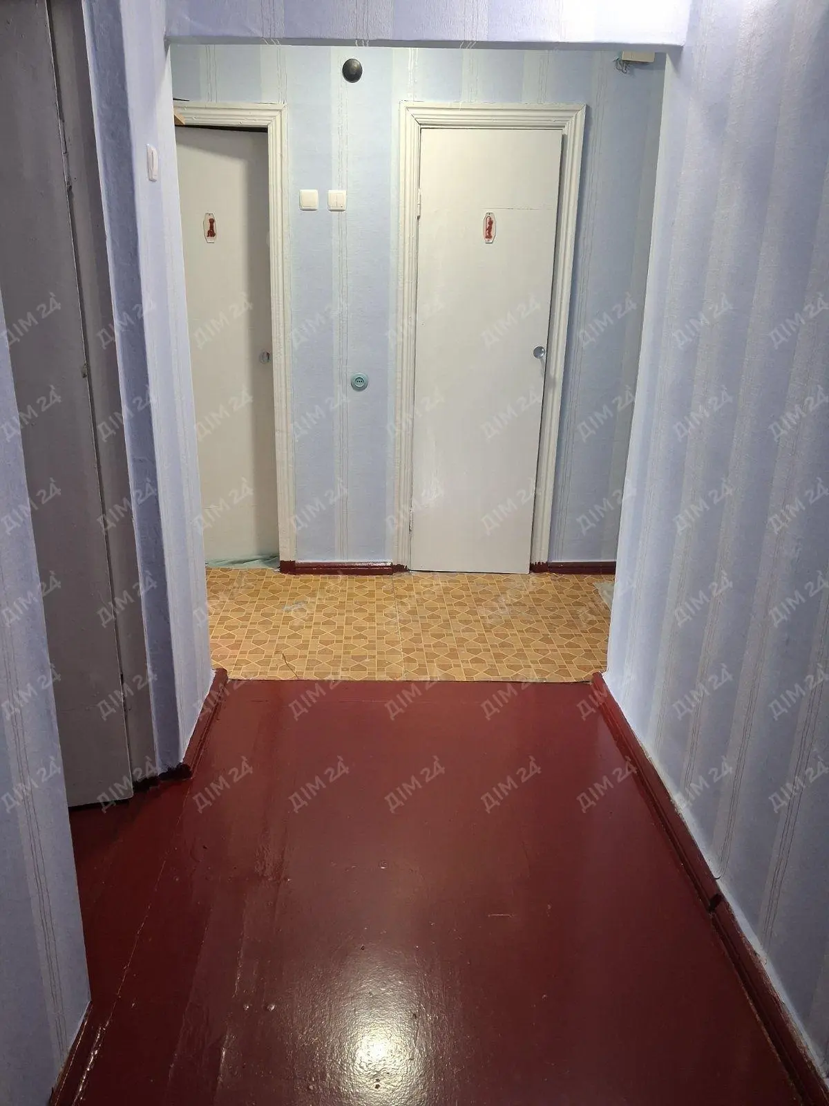 Продається 2-кімнатна квартира в Нових СанжарахЗатишна 2-х кімнатна квартира загальною площею 51,9 кв. м на 1-му поверсі 2-поверхового цегляного будинку.Квартира тепла та доглянута:• пластикові вікна• утеплена лоджія• власний погріб на лоджії• окремий підвал під будинком• хоз будівляЗручне розташування — поряд ліс, магазини, лікарня, все необхідне для комфортного проживання.Тихий район, гарні сусіди та свіже повітря — чудовий варіант як для проживання, так і для відпочинку.Деталі за телефоном.