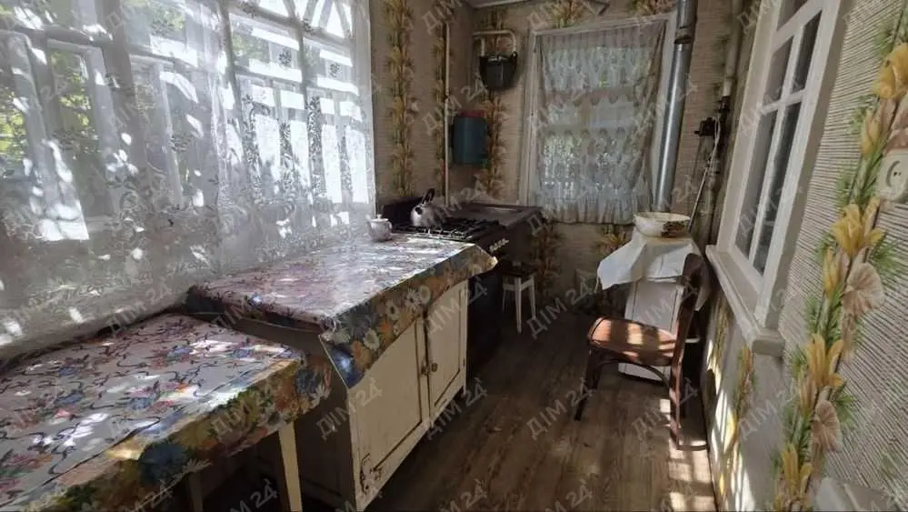 Маєток, який створює спосіб життя - унікальна садиба в селі Залізничне, 14 км від ПолтавиЄ будинки.А є місця, куди хочеться повертатися.Ця двоповерхова цегляна оселя загальною площею 225 кв.м та житловою 159 кв.м - не просто нерухомість. Це масштаб, приватність і відчуття власної території, де можна жити на повну.Будинок 1995 року побудови з залізобетонним перекриттям - міцний, надійний, добротний. Такі будували для себе, а не на продаж.Простір, у якому дихається вільноПерший поверх - комфорт щоденного життяКухня 7 кв.м з виходом у столову 13 кв.м створює теплу домашню атмосферу.Окрема кімната 8 кв.м і кімната облаштована під бібліотеку 12 кв.м, санвузол з душовою, зручний вихід у гараж прямо з будинку - усе продумано для практичності та комфорту.Тут затишно жити щодня.Другий поверх - для родини та прийому гостейВітальня 41 кв.м - це простір для свят, сімейних вечорів, великих столів і щирих розмов.Дві окремі спальні 15 кв.м та 11 кв.м, два балкони, ванна кімната - кожен член родини має свій особистий простір.Будинок світлий, просторий, із правильними пропорціями кімнат.Підвал, який розширює можливостіДва входи - з будинку та з двору.Газовий котел, система фільтрації води, пральна зона, приміщення для зберігання, кімната під сауну.Три скважини, одна для будинку та дві під земельні ділянкиЦе не просто технічне приміщення - це додатковий рівень комфорту.Територія, яка вражає масштабом25 соток біля будинку - доглянуте подвір’я з квітковими клумбами, декоративними насадженнями різних культур та продуманою інфраструктурою.Гараж на два автоМайстерняГосподарські приміщенняТеплицяКурятникОкремий льохЛітня газифікована кухня з водою та каналізацією та окремою кімнатоюБасейнСистема зливу дощової водиТут можна жити автономно, вести господарство, відпочивати та приймати гостей.А тепер головне - масштаб земліДодатково:23 сотки з окремим в’їздом під город47 соток із двома ставкамиОдин ставок зариблений.На березі - альтанка для відпочинку.Поряд зелена зона, тиша, краса, простір.Уявіть ранок із кавою біля води.Літо з родиною біля басейну.Вечори в альтанці біля власного ставка.Це вже не просто будинок. Це приватна резиденція.У чому унікальність:Великий капітальний будинокПовністю облаштоване подвір’яДекілька окремих земельних ділянокВласні ставкиЛише 14 км до ПолтавиТакі пропозиції виходять на ринок дуже рідко.Це варіант для тих, хто мислить масштабно та хоче жити без сусідів за парканом, без обмежень простору, без компромісів.Якщо ви шукаєте місце сили, сімейний маєток або простір для реалізації мрії - цей об’єкт вартий вашої особистої уваги.