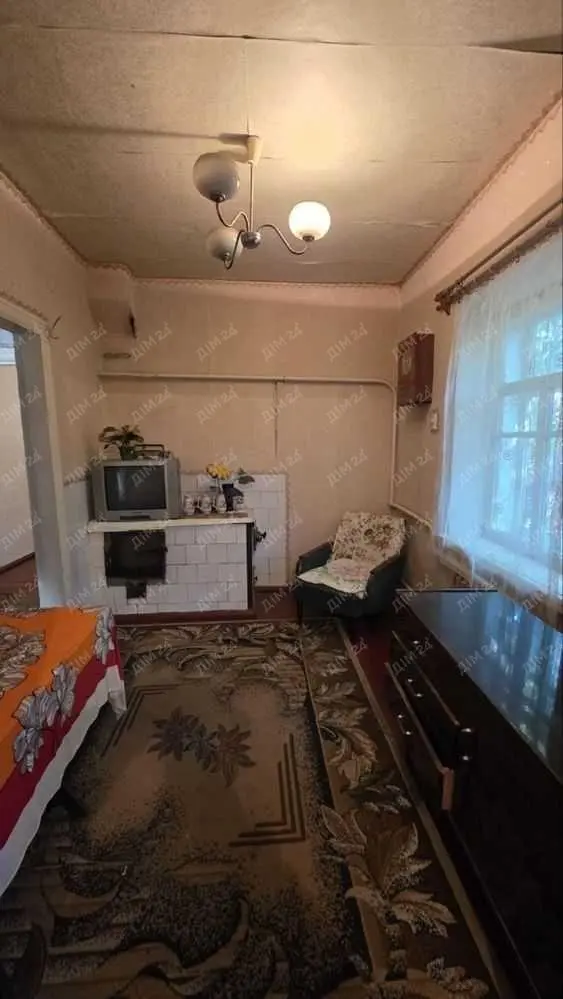Маєток, який створює спосіб життя - унікальна садиба в селі Залізничне, 14 км від ПолтавиЄ будинки.А є місця, куди хочеться повертатися.Ця двоповерхова цегляна оселя загальною площею 225 кв.м та житловою 159 кв.м - не просто нерухомість. Це масштаб, приватність і відчуття власної території, де можна жити на повну.Будинок 1995 року побудови з залізобетонним перекриттям - міцний, надійний, добротний. Такі будували для себе, а не на продаж.Простір, у якому дихається вільноПерший поверх - комфорт щоденного життяКухня 7 кв.м з виходом у столову 13 кв.м створює теплу домашню атмосферу.Окрема кімната 8 кв.м і кімната облаштована під бібліотеку 12 кв.м, санвузол з душовою, зручний вихід у гараж прямо з будинку - усе продумано для практичності та комфорту.Тут затишно жити щодня.Другий поверх - для родини та прийому гостейВітальня 41 кв.м - це простір для свят, сімейних вечорів, великих столів і щирих розмов.Дві окремі спальні 15 кв.м та 11 кв.м, два балкони, ванна кімната - кожен член родини має свій особистий простір.Будинок світлий, просторий, із правильними пропорціями кімнат.Підвал, який розширює можливостіДва входи - з будинку та з двору.Газовий котел, система фільтрації води, пральна зона, приміщення для зберігання, кімната під сауну.Три скважини, одна для будинку та дві під земельні ділянкиЦе не просто технічне приміщення - це додатковий рівень комфорту.Територія, яка вражає масштабом25 соток біля будинку - доглянуте подвір’я з квітковими клумбами, декоративними насадженнями різних культур та продуманою інфраструктурою.Гараж на два автоМайстерняГосподарські приміщенняТеплицяКурятникОкремий льохЛітня газифікована кухня з водою та каналізацією та окремою кімнатоюБасейнСистема зливу дощової водиТут можна жити автономно, вести господарство, відпочивати та приймати гостей.А тепер головне - масштаб земліДодатково:23 сотки з окремим в’їздом під город47 соток із двома ставкамиОдин ставок зариблений.На березі - альтанка для відпочинку.Поряд зелена зона, тиша, краса, простір.Уявіть ранок із кавою біля води.Літо з родиною біля басейну.Вечори в альтанці біля власного ставка.Це вже не просто будинок. Це приватна резиденція.У чому унікальність:Великий капітальний будинокПовністю облаштоване подвір’яДекілька окремих земельних ділянокВласні ставкиЛише 14 км до ПолтавиТакі пропозиції виходять на ринок дуже рідко.Це варіант для тих, хто мислить масштабно та хоче жити без сусідів за парканом, без обмежень простору, без компромісів.Якщо ви шукаєте місце сили, сімейний маєток або простір для реалізації мрії - цей об’єкт вартий вашої особистої уваги.