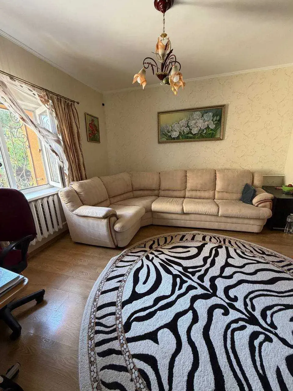 Продається доглянутий утеплений будинок, повністю готовий до проживання.Загальна площа будинку – 71,5 м². Будинок розташований на приватизованій земельній ділянці площею 11 соток.Зручне планування:3 окремі спальні;простора світла зала;кухня;вітальня;ванна кімната;коридор.Будинок утеплений, доглянутий та не потребує додаткових вкладень. Продається з усіма меблями та побутовою технікою, що дозволяє одразу заселитися після покупки.На території знаходяться:доглянуте подвір`я, вимощене тротуарною плиткою;молодий плодоносний сад;город;власна свердловина;гараж;вхідний погріб;господарські споруди;огороджена територія з кованими воротами.Це чудовий варіант для тих, хто шукає затишний будинок із просторою земельною ділянкою та всіма необхідними умовами для комфортного проживання. Поєднання доглянутого будинку, благоустроєної території та повної комплектації меблями й технікою робить цю пропозицію особливо вигідною.