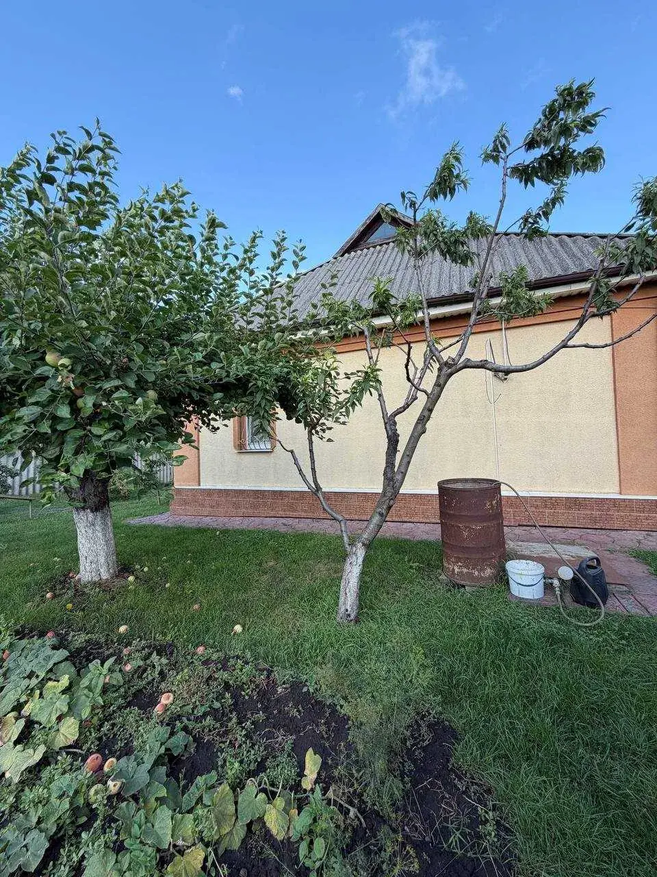 Продається доглянутий утеплений будинок, повністю готовий до проживання.Загальна площа будинку – 71,5 м². Будинок розташований на приватизованій земельній ділянці площею 11 соток.Зручне планування:3 окремі спальні;простора світла зала;кухня;вітальня;ванна кімната;коридор.Будинок утеплений, доглянутий та не потребує додаткових вкладень. Продається з усіма меблями та побутовою технікою, що дозволяє одразу заселитися після покупки.На території знаходяться:доглянуте подвір`я, вимощене тротуарною плиткою;молодий плодоносний сад;город;власна свердловина;гараж;вхідний погріб;господарські споруди;огороджена територія з кованими воротами.Це чудовий варіант для тих, хто шукає затишний будинок із просторою земельною ділянкою та всіма необхідними умовами для комфортного проживання. Поєднання доглянутого будинку, благоустроєної території та повної комплектації меблями й технікою робить цю пропозицію особливо вигідною.