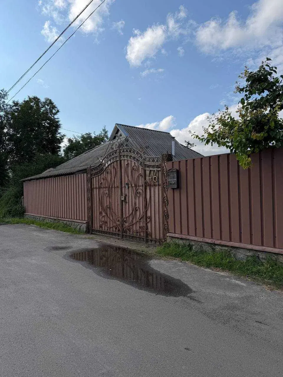 Продається доглянутий утеплений будинок, повністю готовий до проживання.Загальна площа будинку – 71,5 м². Будинок розташований на приватизованій земельній ділянці площею 11 соток.Зручне планування:3 окремі спальні;простора світла зала;кухня;вітальня;ванна кімната;коридор.Будинок утеплений, доглянутий та не потребує додаткових вкладень. Продається з усіма меблями та побутовою технікою, що дозволяє одразу заселитися після покупки.На території знаходяться:доглянуте подвір`я, вимощене тротуарною плиткою;молодий плодоносний сад;город;власна свердловина;гараж;вхідний погріб;господарські споруди;огороджена територія з кованими воротами.Це чудовий варіант для тих, хто шукає затишний будинок із просторою земельною ділянкою та всіма необхідними умовами для комфортного проживання. Поєднання доглянутого будинку, благоустроєної території та повної комплектації меблями й технікою робить цю пропозицію особливо вигідною.