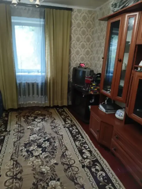 В продажу будинок в районі 8 школи.Загальна площа -67 м24 кімнати Всі комунікації в будинкуОпалення газовеКаналізація зливна ямаСтан житловий9 соток земліЄ кадастровий номерЗа додатковою інфомацією телефонуйте!